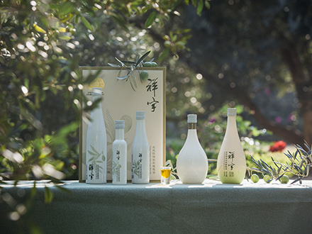 祥宇特級(jí)初榨橄欖油，純手工采摘、精選優(yōu)質(zhì)油橄欖鮮果，用意大利貝亞雷斯全自動(dòng)設(shè)備物理冷榨工藝，在鮮果采摘后8小時(shí)內(nèi)限時(shí)鮮榨而成。